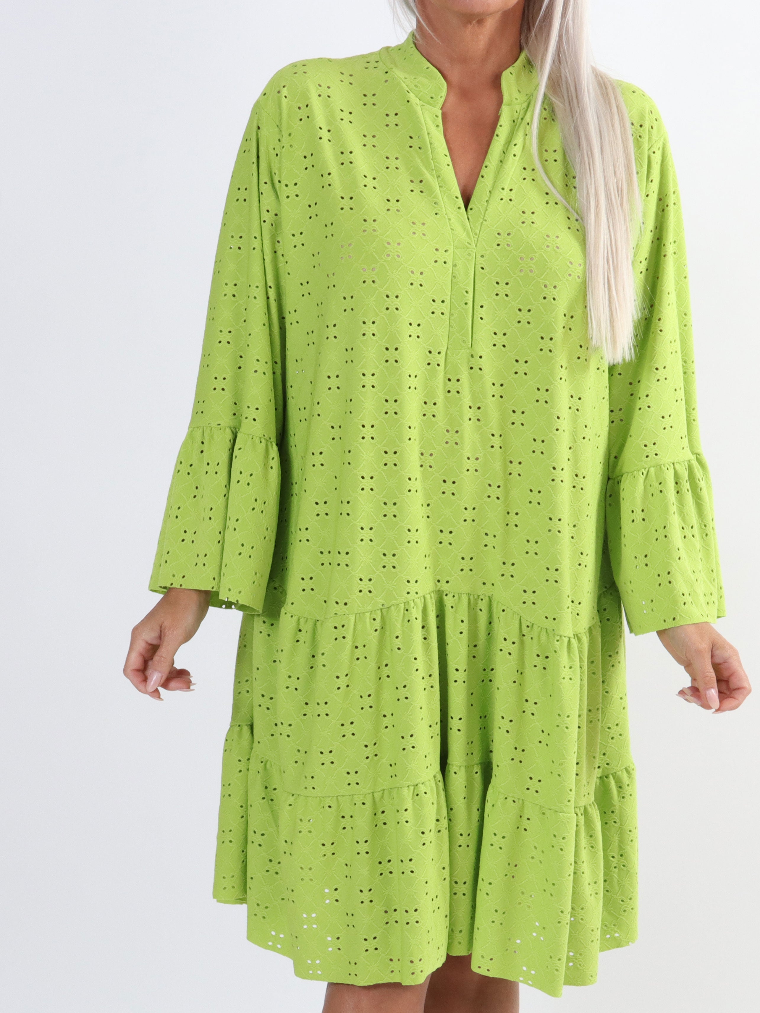 Indiana - Sød elastisk plus size kjole i broderi anglaise